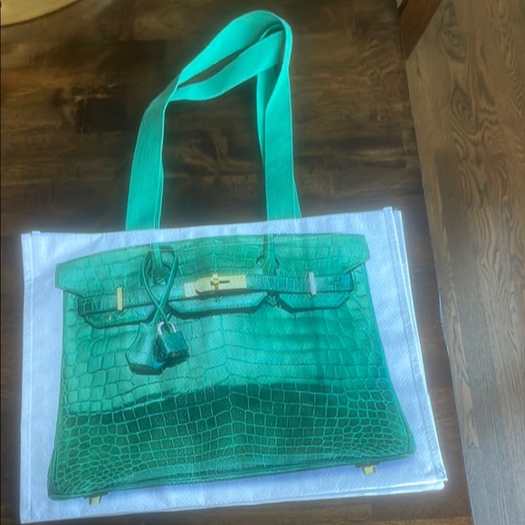 COPY - Green Structured Tote Bag with Luxurious Texture - Picture 1 of 6